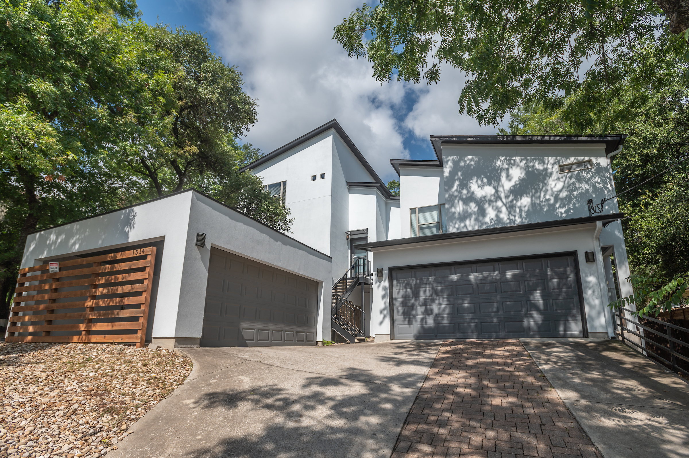 The%20exterior%20of%20a%20modern%20home The%20exterior%20of%20a%20modern%20home
